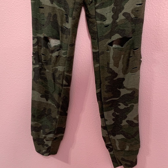 Women’s Camo Green Jogger Pants XS - Picture 2 of 5
